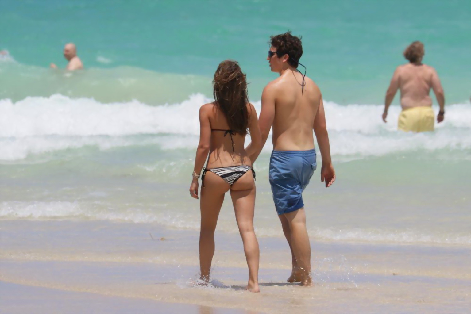 Keleigh Sperry showing off her curvy body in tiny monochrome bikini at the beach #75163461