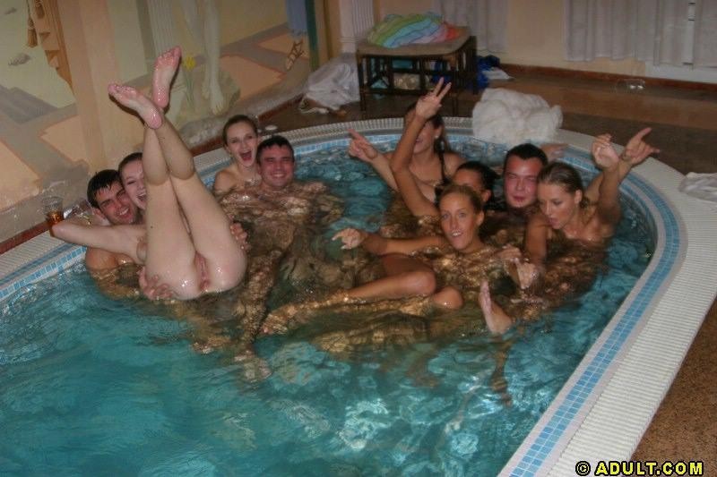 Folle orgia di sesso in piscina con ragazze ubriache
 #73965230