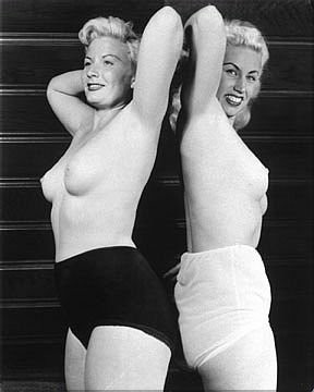 Freche Vintage-Mädchen aus den Retro-50er Jahren posieren nackt
 #76594014