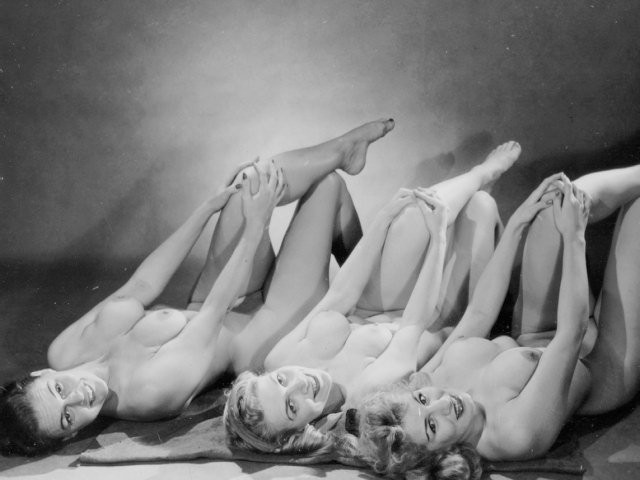 Freche Vintage-Mädchen aus den Retro-50er Jahren posieren nackt
 #76594029