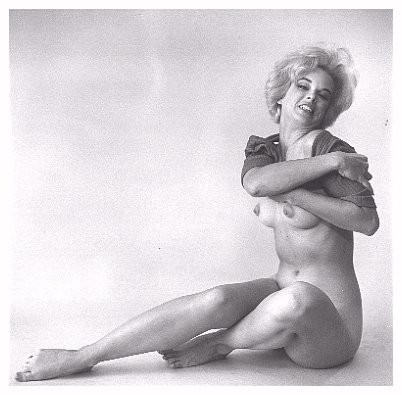 Freche Vintage-Mädchen aus den Retro-50er Jahren posieren nackt
 #76594038