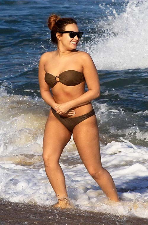 Demi lovato che espone il corpo sexy e il culo caldo in bikini sulla spiaggia
 #75265698