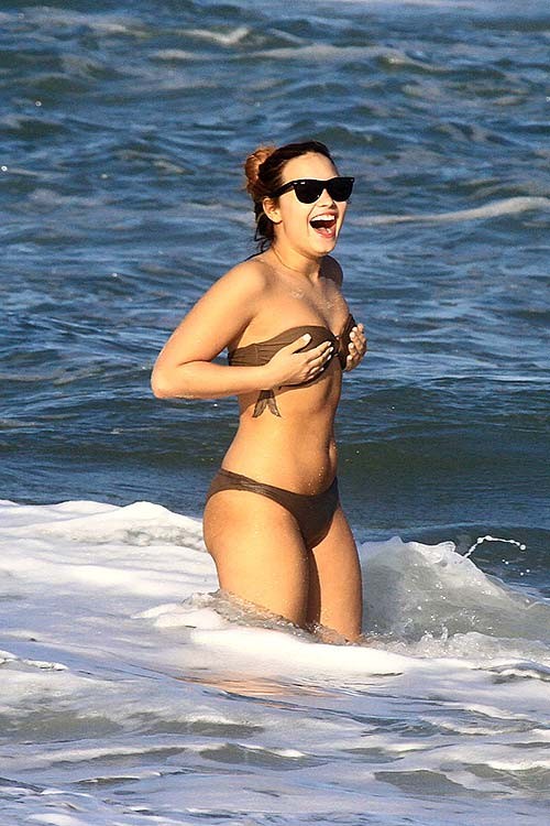 Demi lovato che espone il corpo sexy e il culo caldo in bikini sulla spiaggia
 #75265736