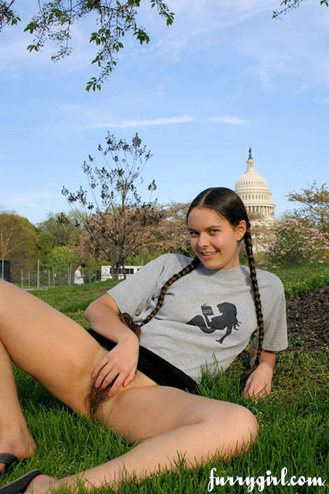 Un buisson poilu avec une jupe relevée en public sur la colline du Capitole.
 #77317804