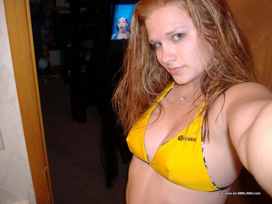 Adorable chica pálida necesita un pecker
 #78932552