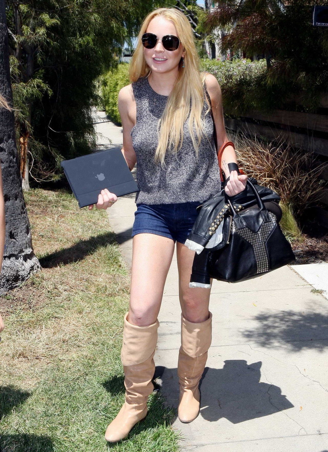 Lindsay Lohan en short et bottes se rendant à une soirée piscine à Pacific Palisade.
 #75347234