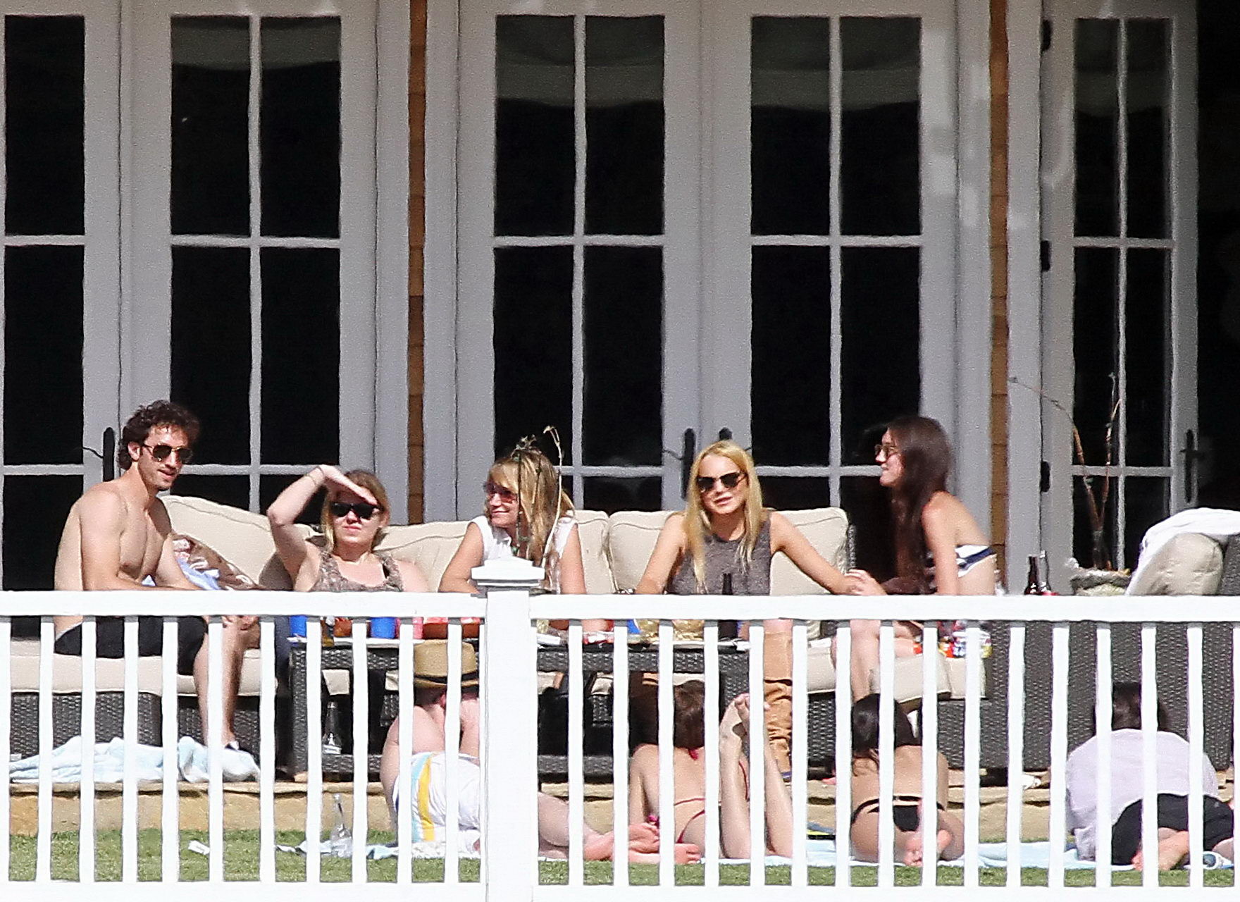 Lindsay Lohan en short et bottes se rendant à une soirée piscine à Pacific Palisade.
 #75347300