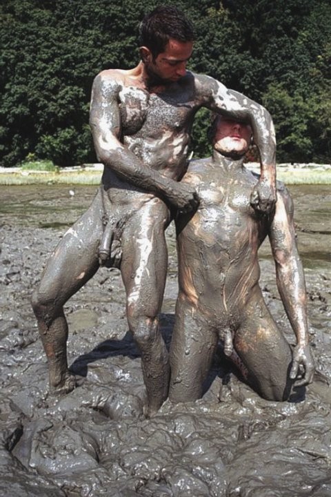 筋骨隆々のカップルが泥んこになってレスリングして突きまくる
 #76921167