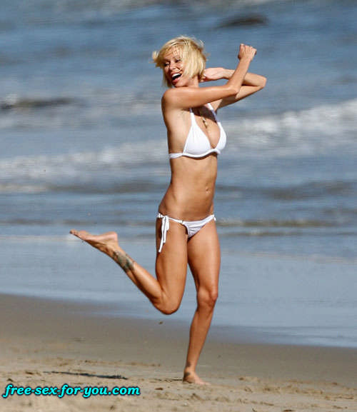 Jenna jameson mostra il suo grande corpo in bikini bianco sulla spiaggia
 #75430277