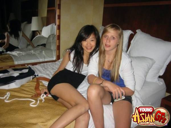 Sexy asiatische Teenie-Freundinnen posieren für Bilder
 #69925138