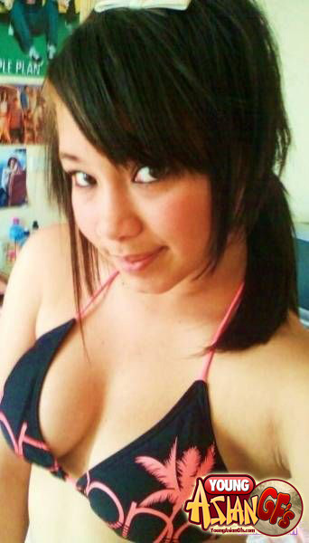 Sexy asiatische Teenie-Freundinnen posieren für Bilder
 #69925167
