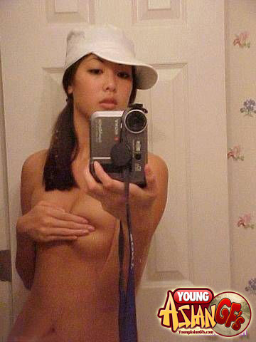 Sexy asiatische Teenie-Freundinnen posieren für Bilder
 #69925175
