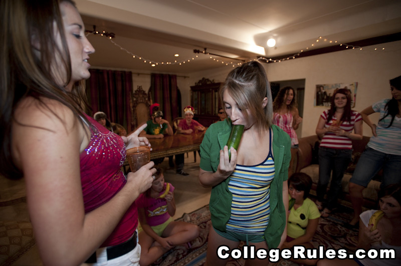大学生の女の子がパーティーで裸になってフェラチオをする
 #74531076