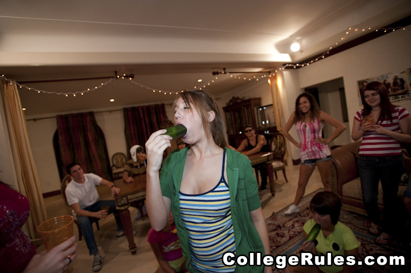 Las universitarias están desnudas en la fiesta dando mamadas
 #74531176
