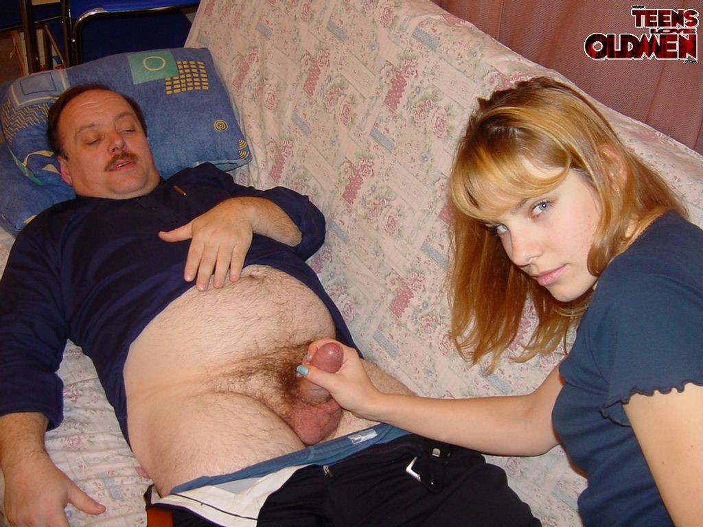 Joven zorra chupando una polla vieja
 #74203283