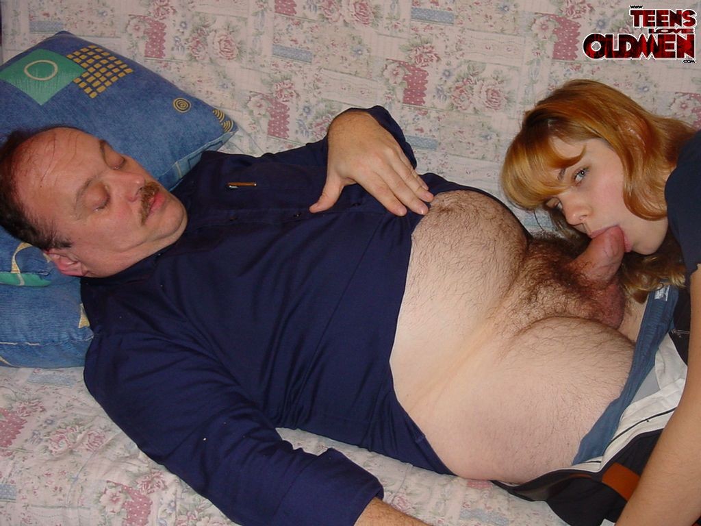 Joven zorra chupando una polla vieja
 #74203295