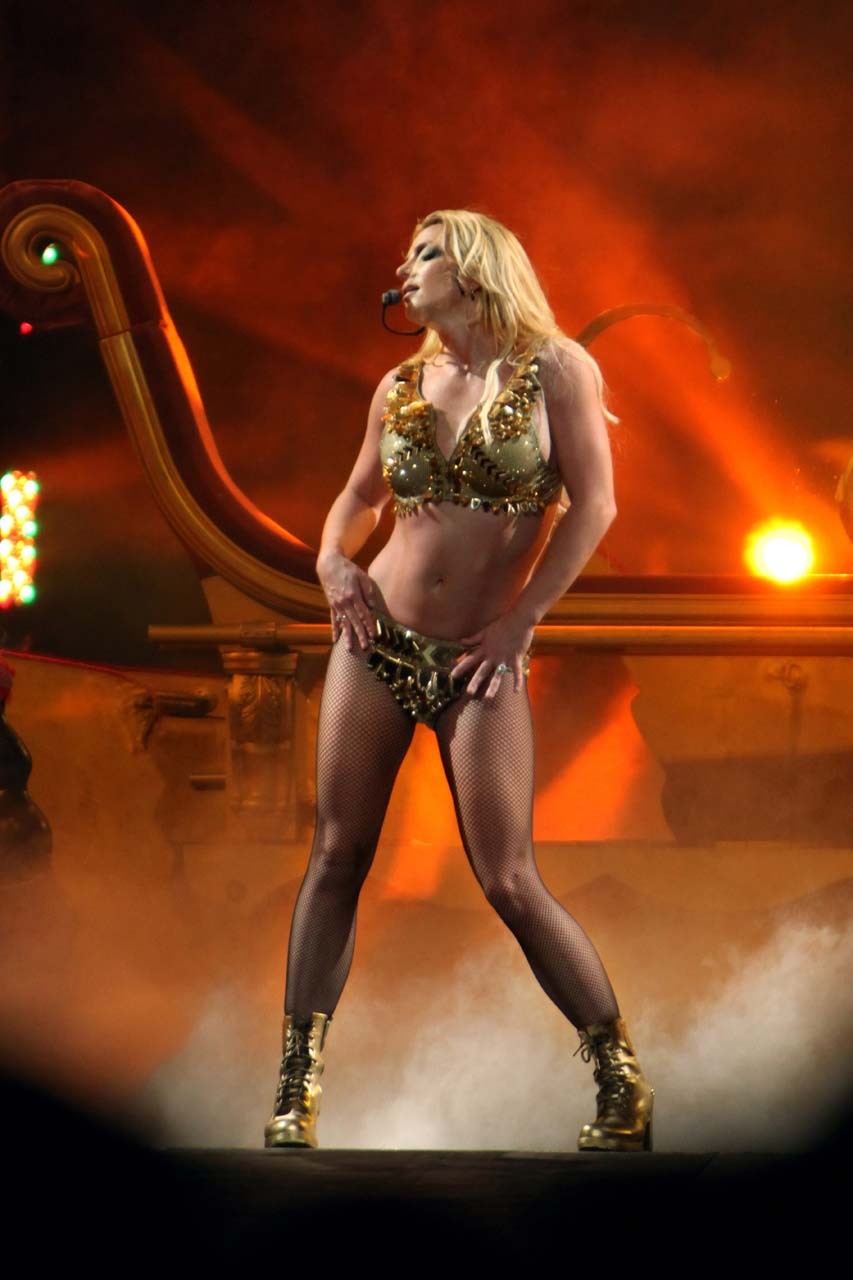 Britney Spears entblößt ihren verdammt sexy Körper und heißen Arsch auf der Bühne
 #75293591