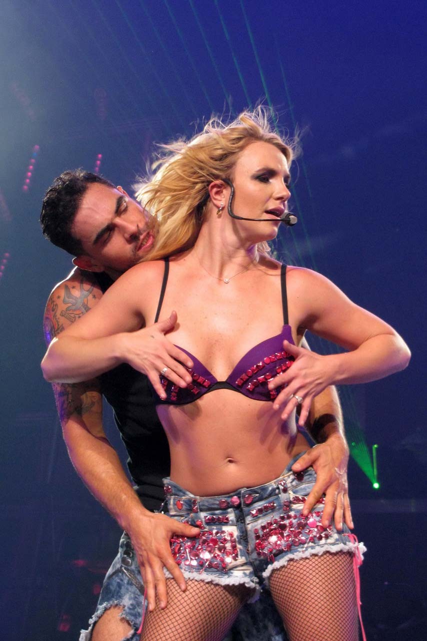 Britney spears exponiendo su cuerpo sexy y su culo caliente en el escenario
 #75293631