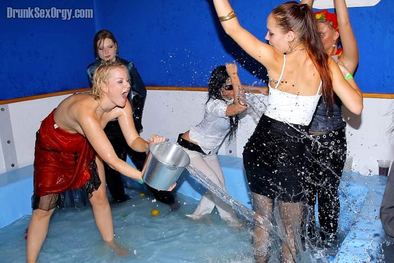 Putas Tipsy queriendo una polla de marinero
 #76845457