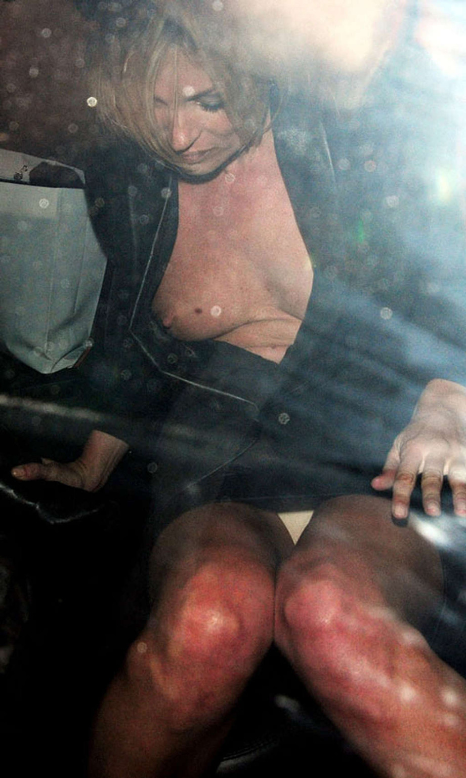 Kate moss en mini-jupe et exposant ses seins et sa jupe haute dans une voiture
 #75361679