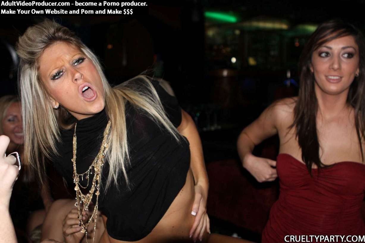 La star du porno Jade Summers va dans un bar et baise une strip-teaseuse.
 #76497046