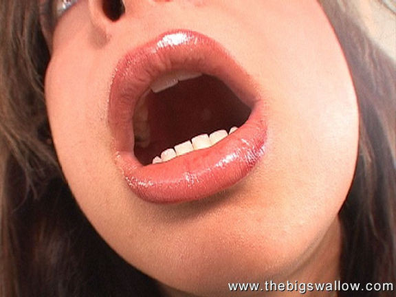 Gia paloma saugt Schwanz und wird mit Sperma bespritzt
 #76118876
