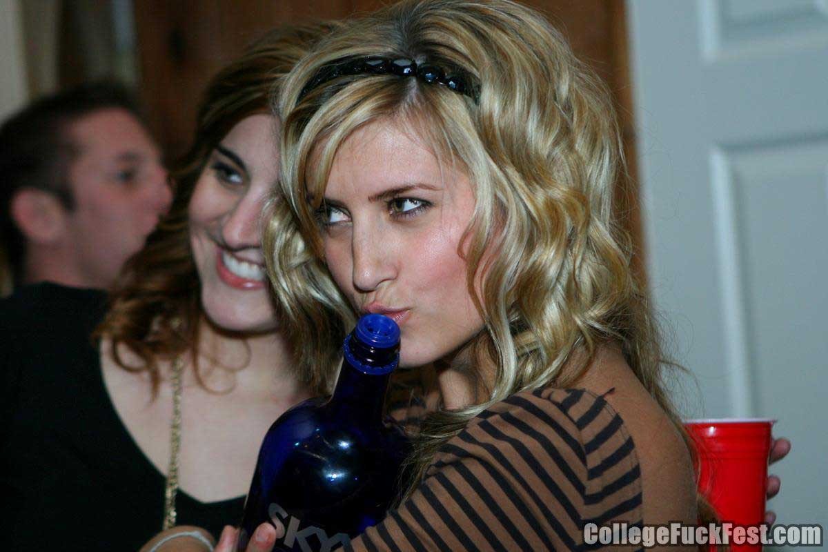 Heiße Blondine fickt auf College-Party
 #73802687