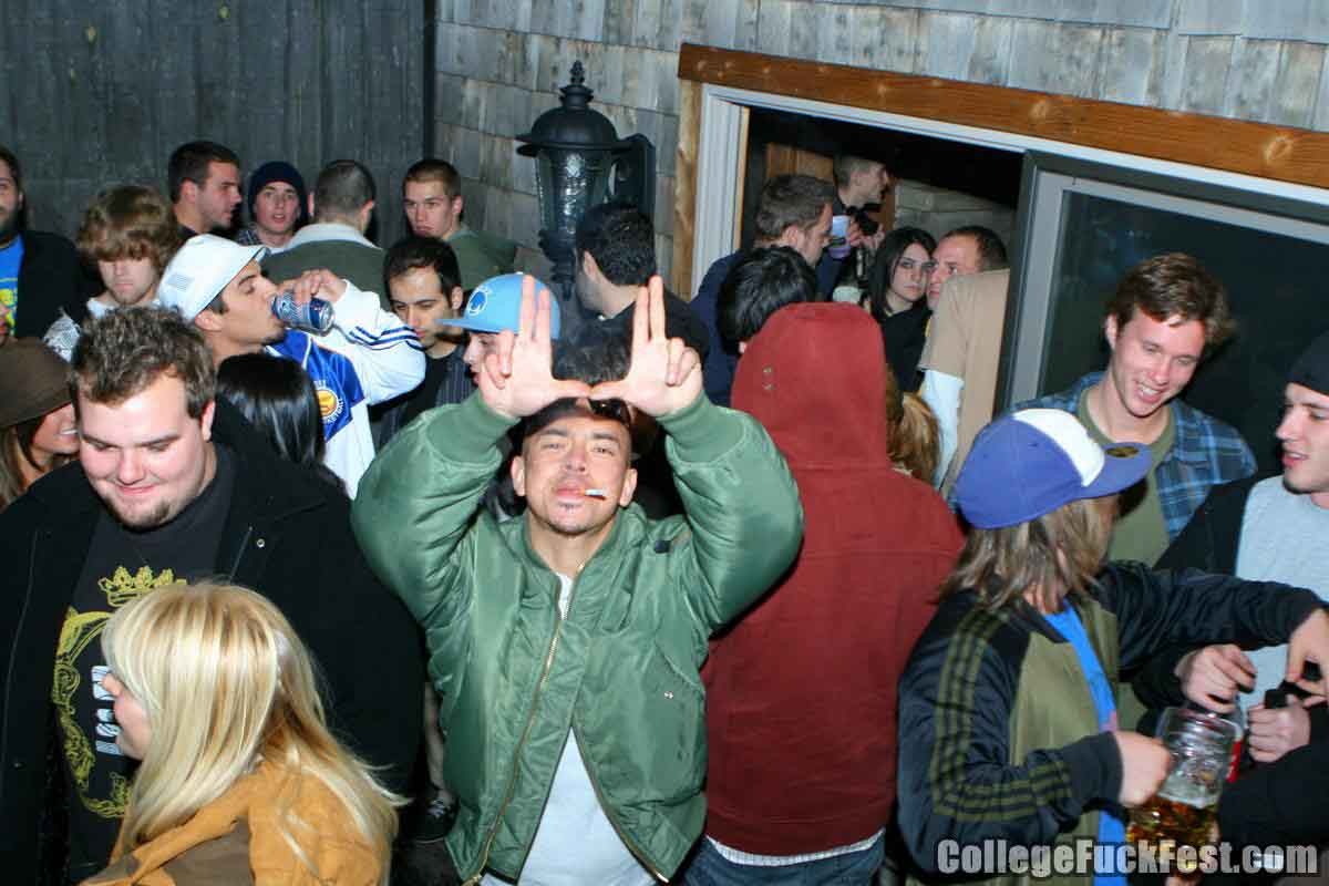 Rubia caliente follando en una fiesta universitaria
 #73802719