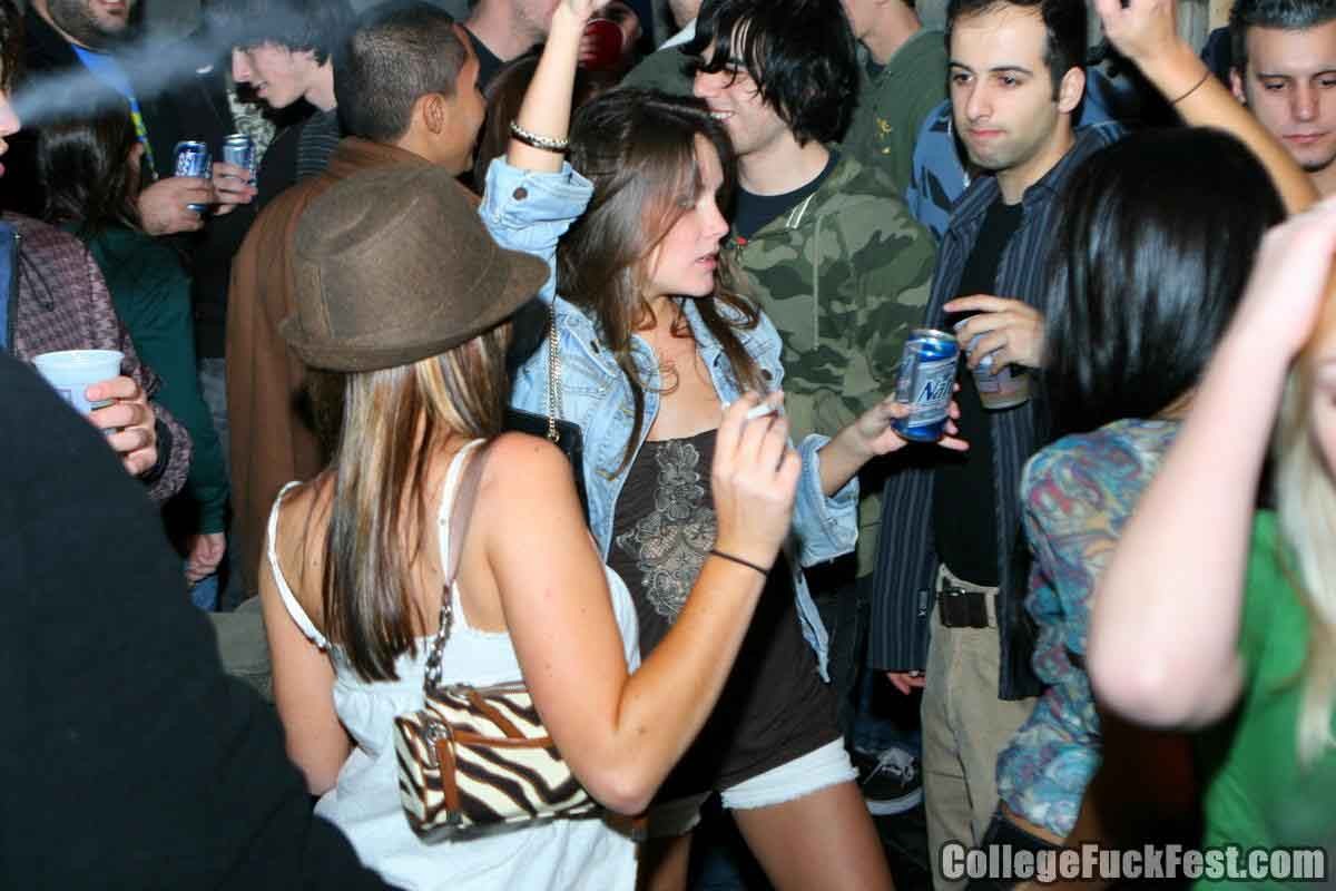 Rubia caliente follando en una fiesta universitaria
 #73802729