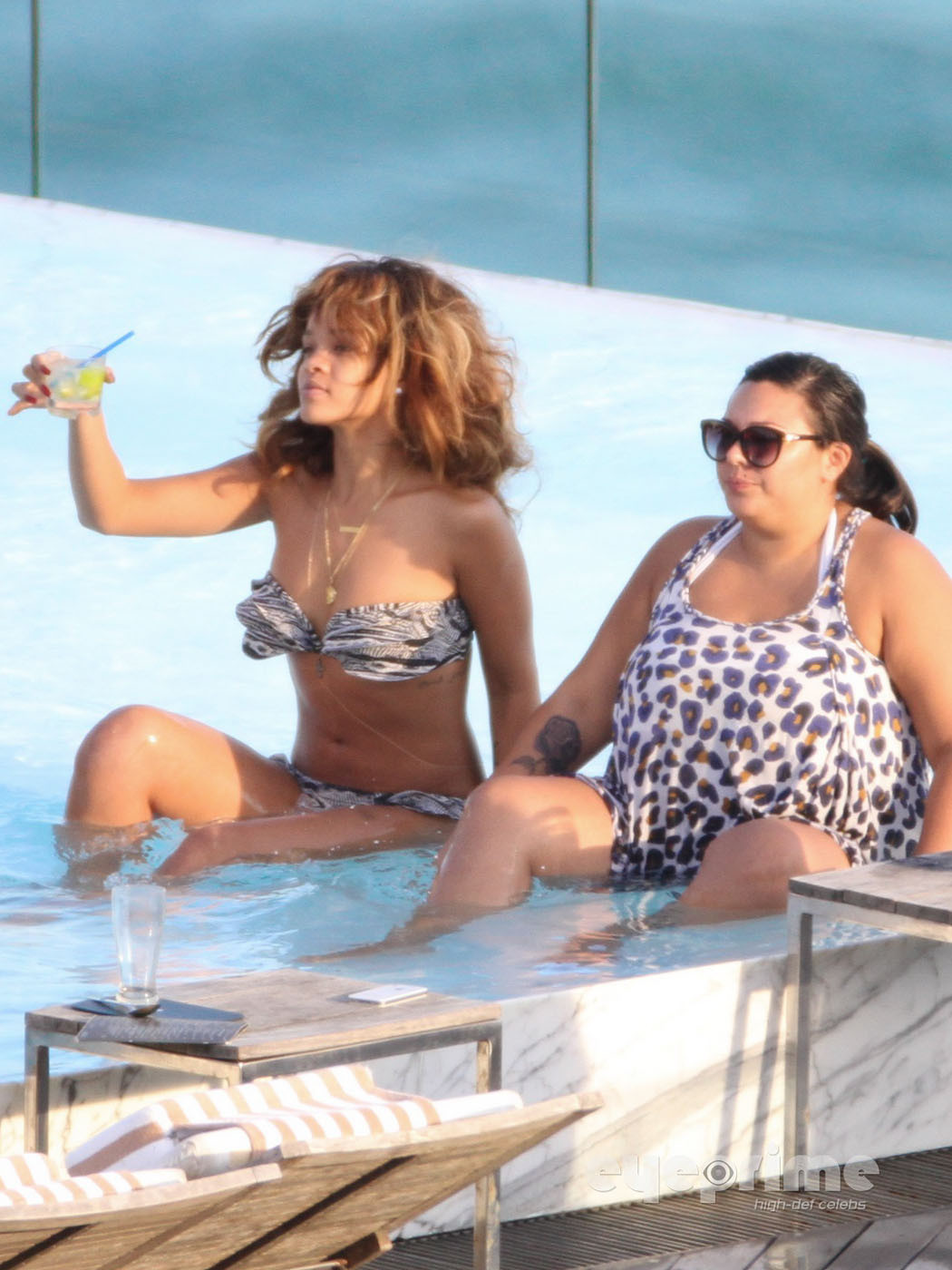 Rihanna en bikini en la piscina de rio de janeiro
 #75287659