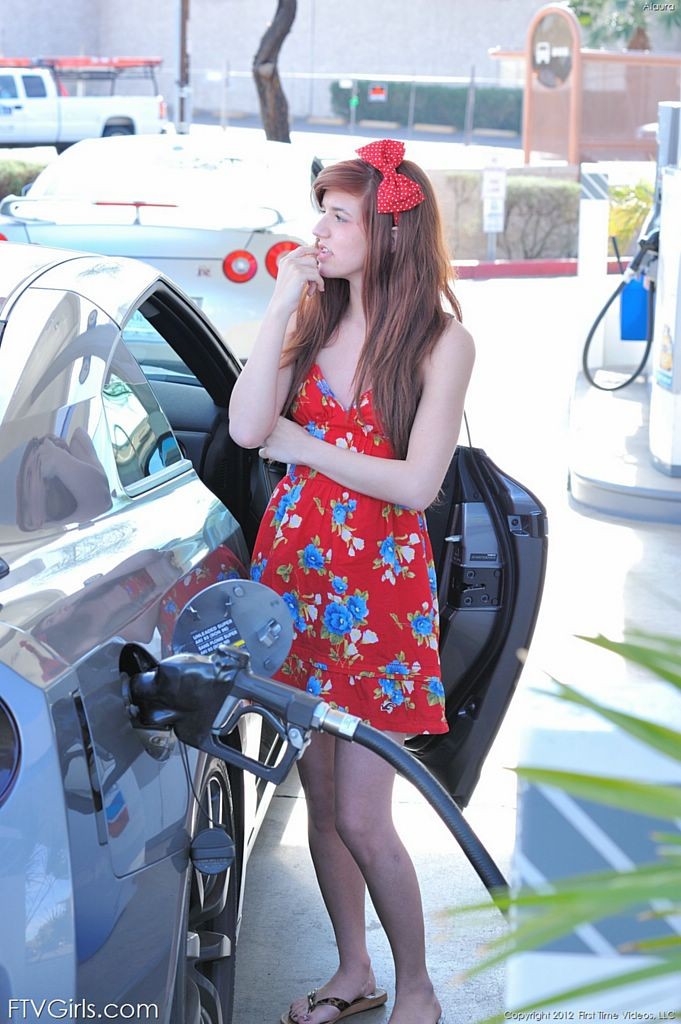 ガソリンスタンドでフラッシュを浴びるかわいいティーンの女の子とその先
 #67294498