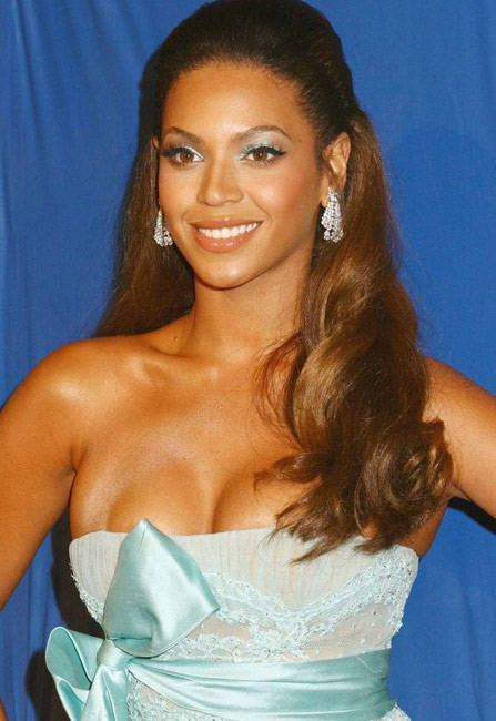 Berühmtheit Beyonce Knowles zeigt heißen Upskirt in der Öffentlichkeit
 #75405171