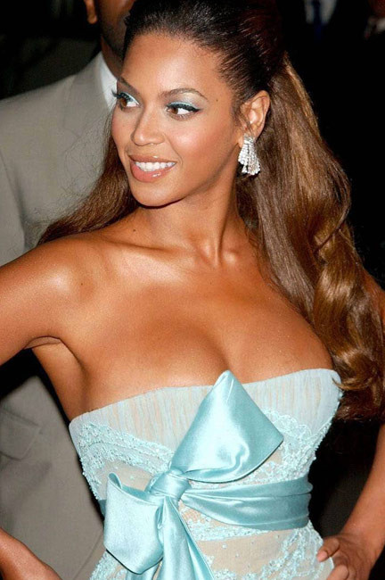Berühmtheit Beyonce Knowles zeigt heißen Upskirt in der Öffentlichkeit
 #75405178