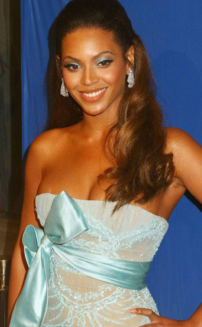 Berühmtheit Beyonce Knowles zeigt heißen Upskirt in der Öffentlichkeit
 #75405192