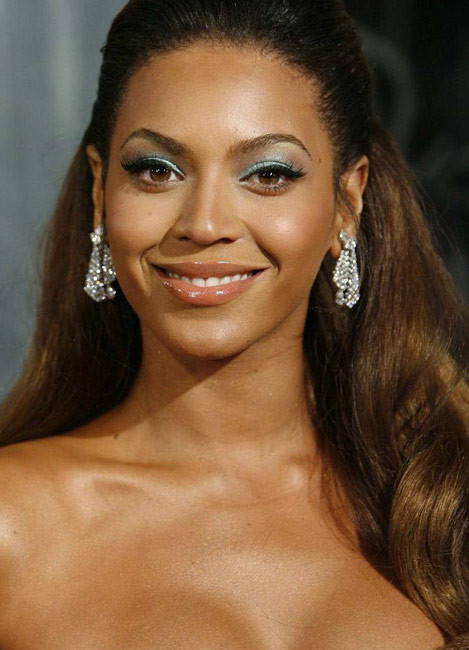 Berühmtheit Beyonce Knowles zeigt heißen Upskirt in der Öffentlichkeit
 #75405196