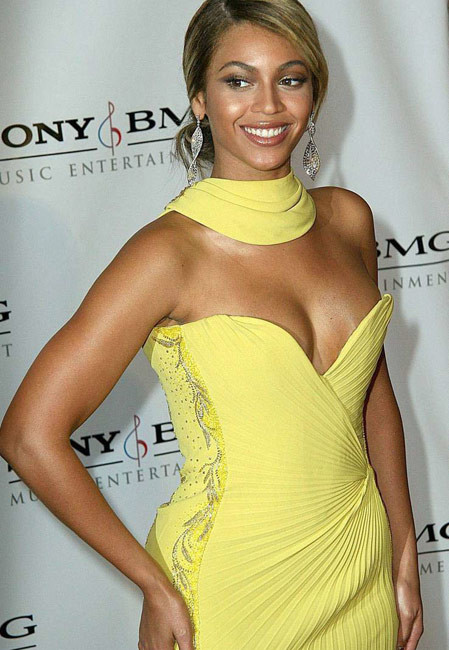Berühmtheit Beyonce Knowles zeigt heißen Upskirt in der Öffentlichkeit
 #75405231
