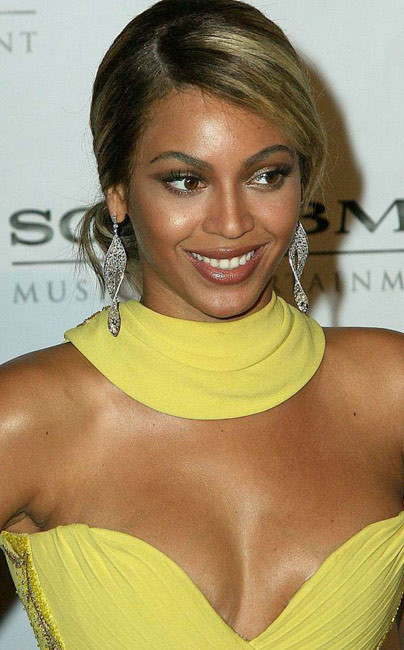 Berühmtheit Beyonce Knowles zeigt heißen Upskirt in der Öffentlichkeit
 #75405253