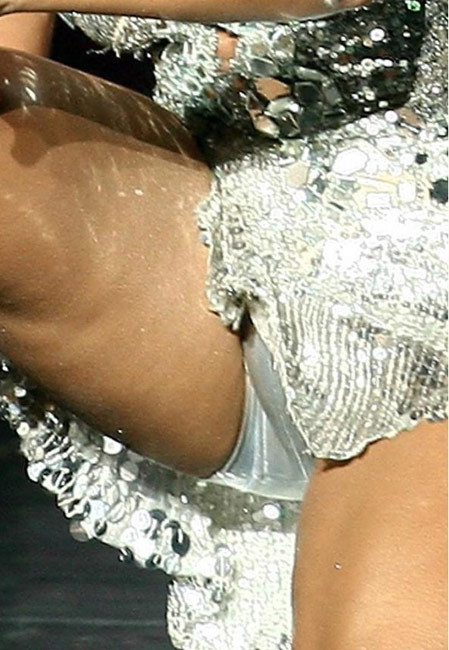 Berühmtheit Beyonce Knowles zeigt heißen Upskirt in der Öffentlichkeit
 #75405278