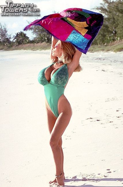 Nena tetona le encanta estar desnuda en la playa
 #72319553