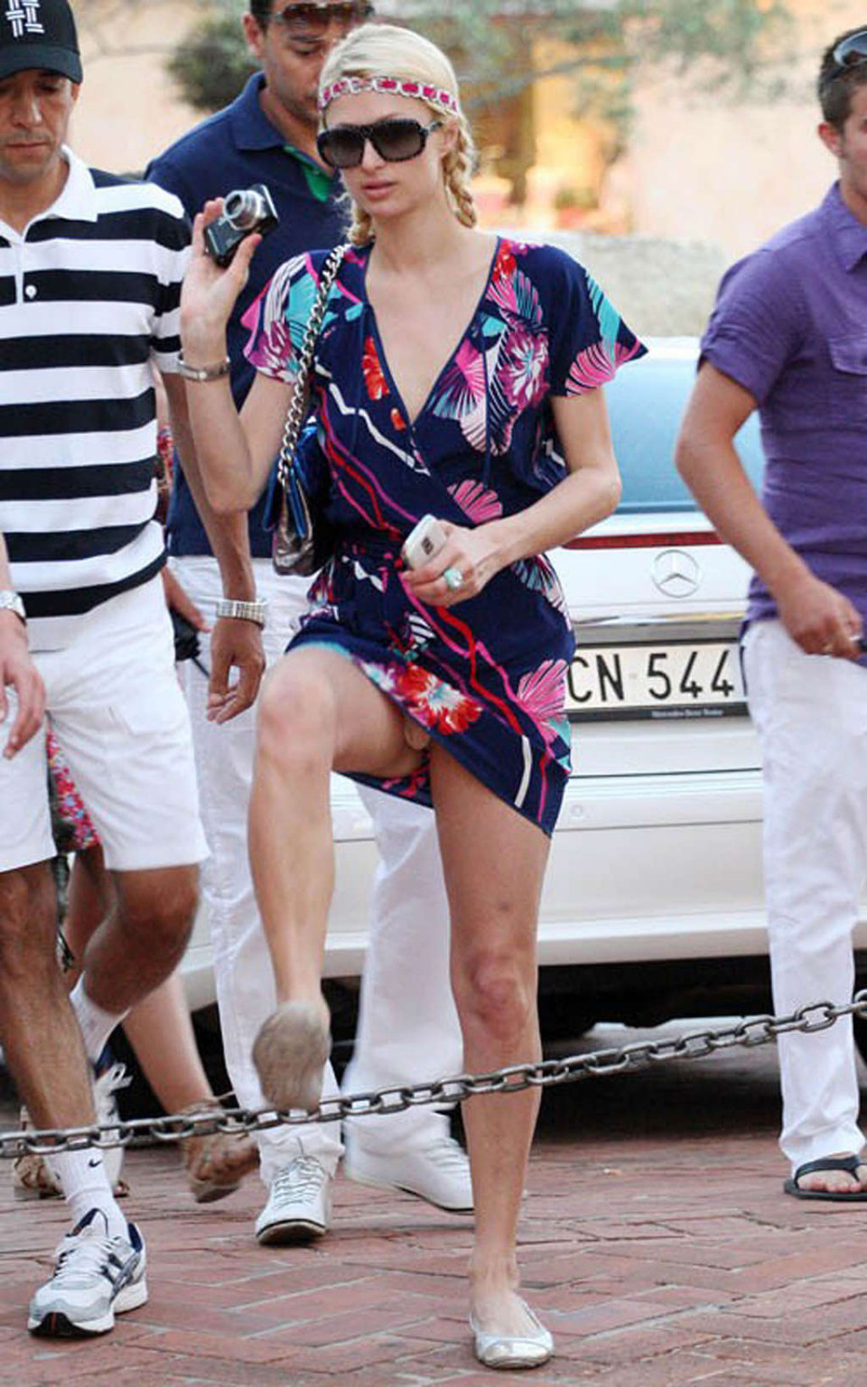 Paris Hilton très sexy et chaude avec des photos de jupe montante et de glissement de téton
 #75340967