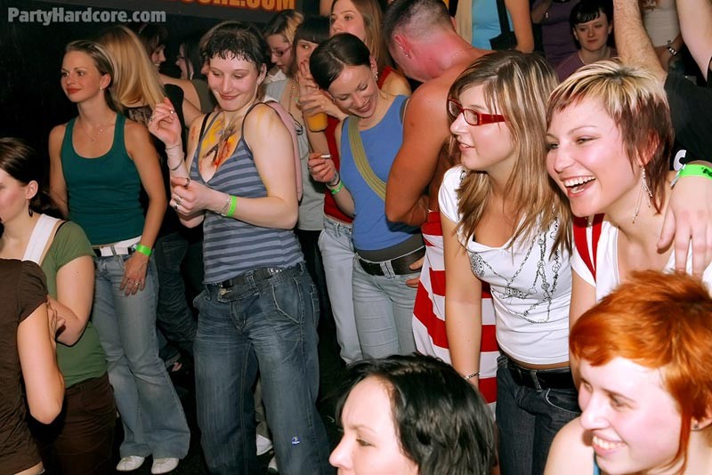 Borrachas cachondas chupando y follando en una orgía
 #78912356