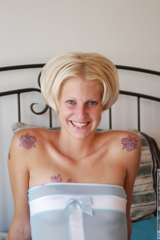 Megan amateur blonde sexy qui se déshabille
 #73694159