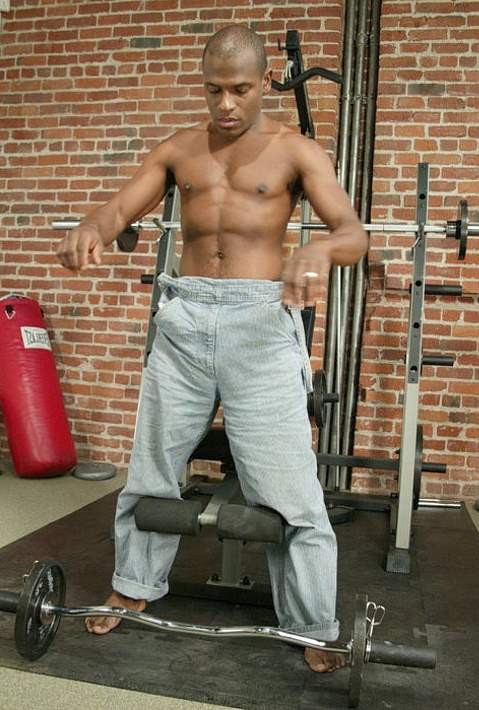 Schwarzer Muskel trainiert in einem Fitnessstudio und erweitert sein eigenes Loch
 #76938637