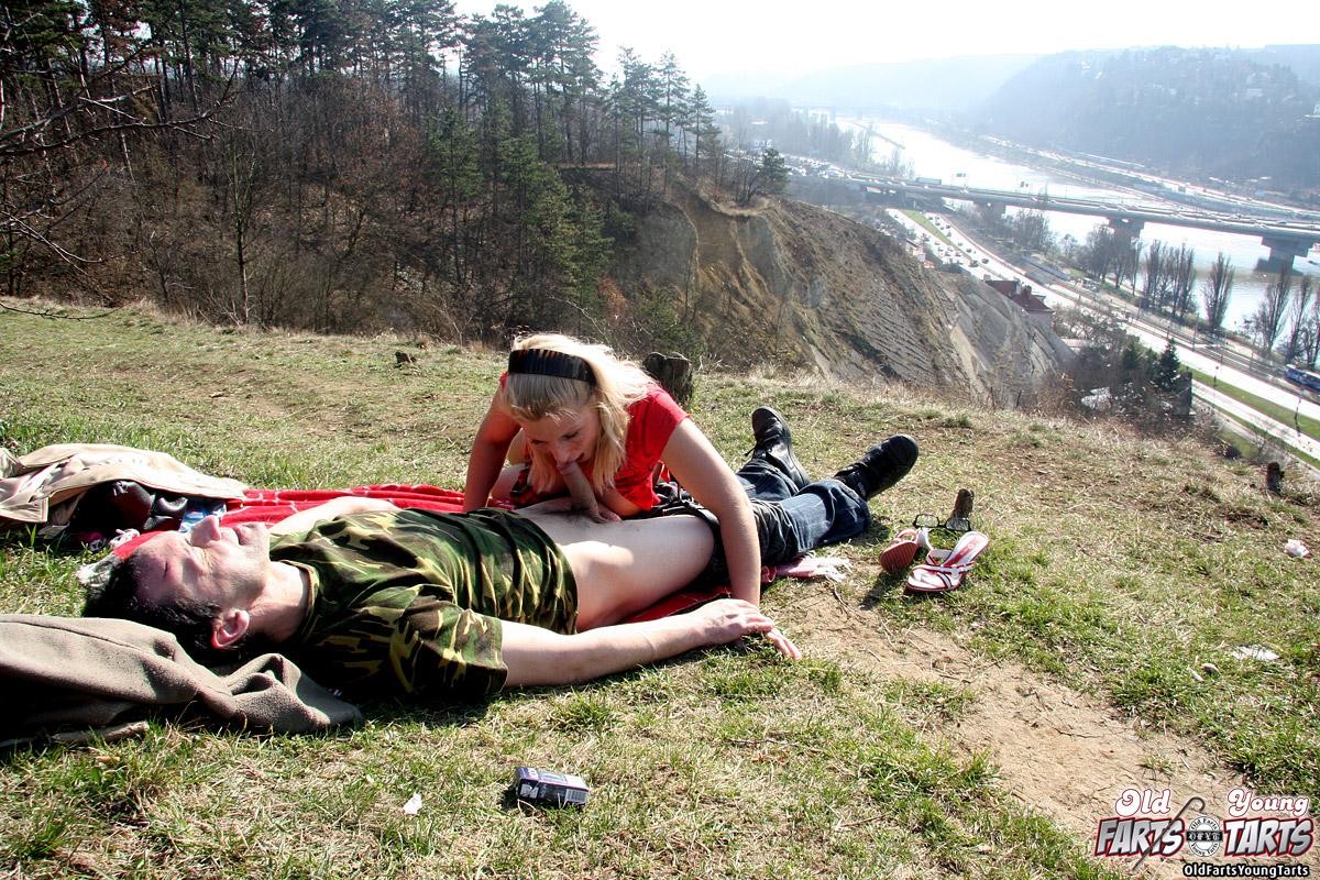Blondine vögelt einen geilen Anhalter im Wald
 #78607767