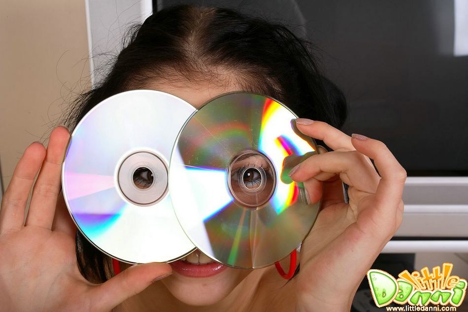 Teenie mit Zöpfen albert in weißen Baumwollhöschen herum
 #67862273