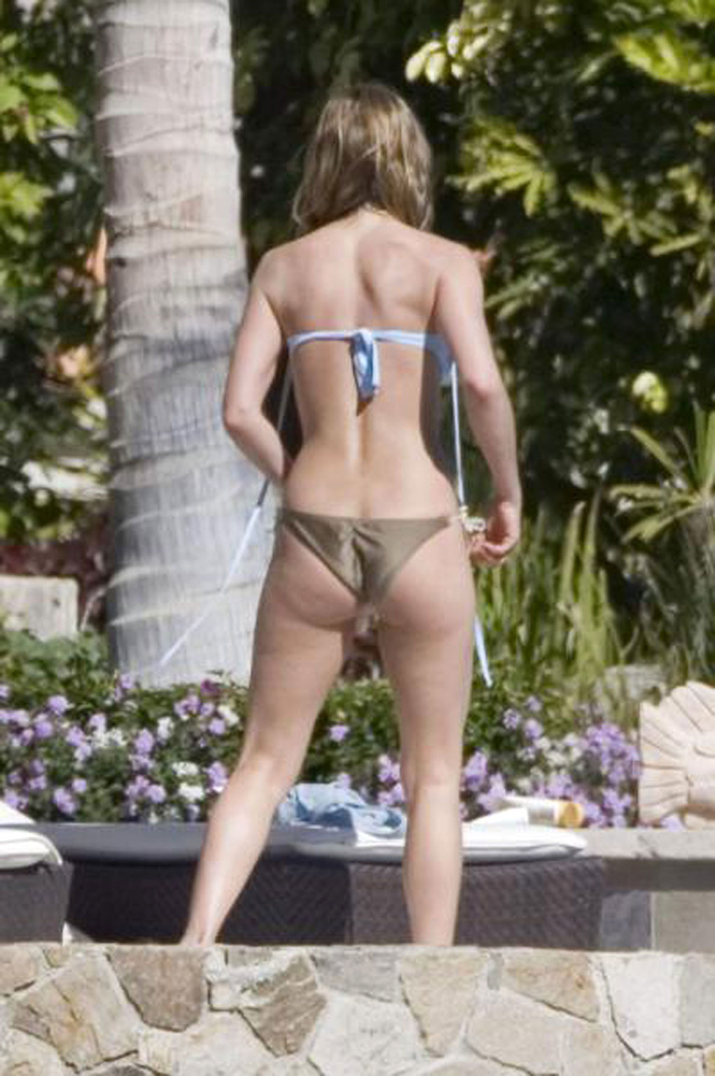 Jennifer Aniston che espone il corpo sexy del cazzo e il culo caldo in bikini
 #75319478