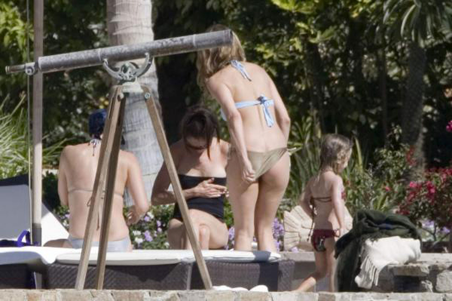 Jennifer Aniston che espone il corpo sexy del cazzo e il culo caldo in bikini
 #75319494