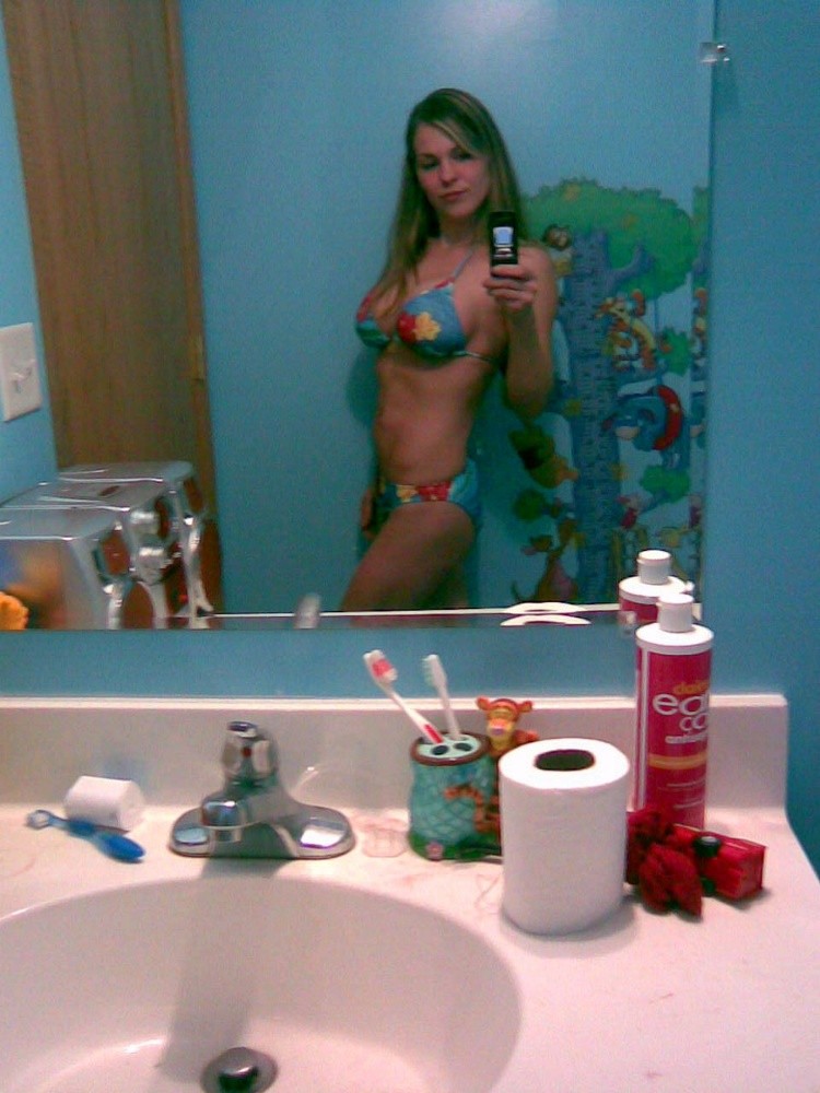 Pictures of different camwhoring amateur babes #77096079