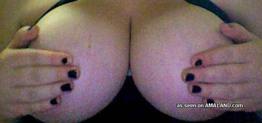 Fotos de una chica gordita mostrando sus gigantescos y jugosos melones
 #71716840