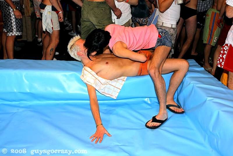 Twinks dan a los gays una mirada a sus capullos marrones
 #76986068